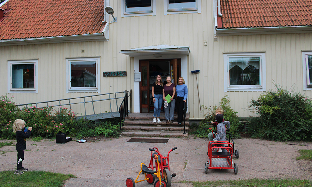 Det gamla skolhuset i Algutsrum ingår i förskolan. På trappan från vänster förskollärarna Amanda Eriksson, Charlotte Widstrand och Linda Göthberg.