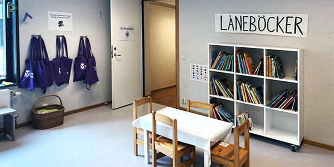 Ett kapprumsbibliotek på en förskola.