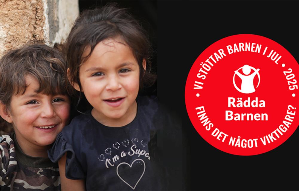 Två barn i förskoleåldern och Rädda Barnens logotyp.