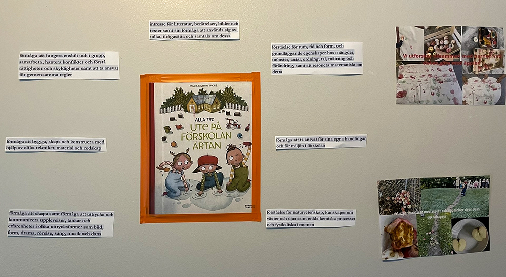 Bild från en vägg på förskolan med en bild på den bok som barnen arbetar med.