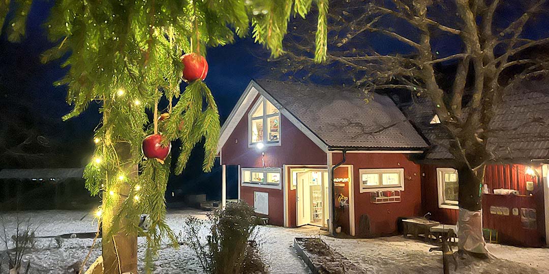 En vinterbild på förskolans röda hus.