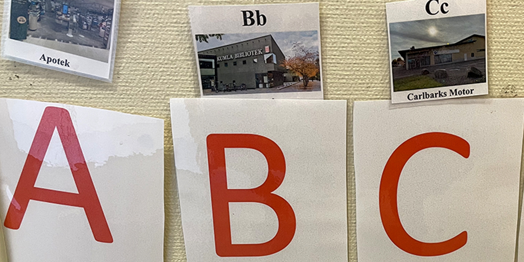 Bild från anslagstavla på bokstäver och bilder från närområdet som börjar på dem.
