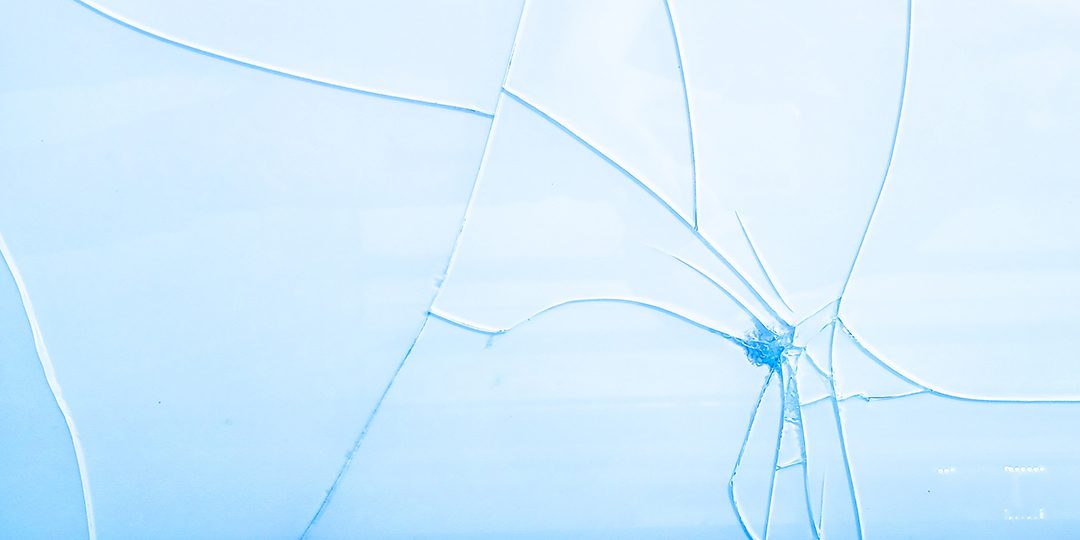 Krossat glas i närbild.