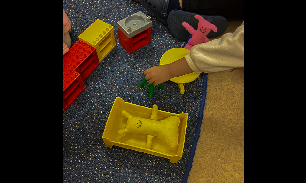 Barnen leker med karaktärerna.