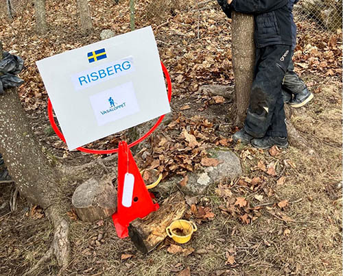 En skylt med texten Risberg när barnen ska leka Vasaloppet.