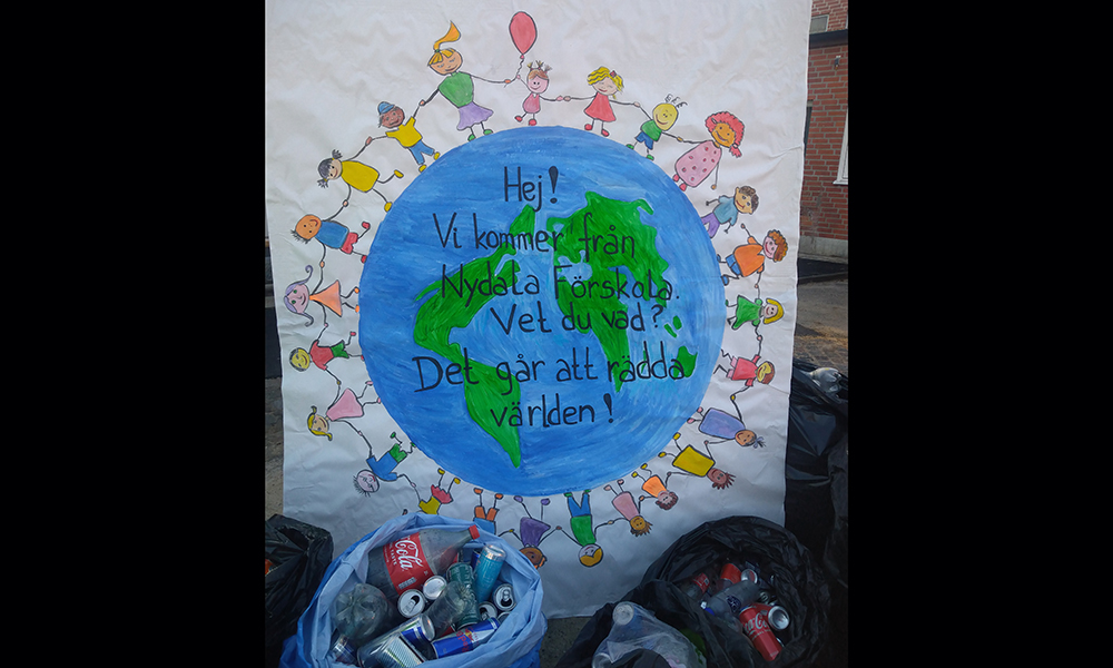 Affisch med texten: Hej! Vi kommer från Nydala Förskola. Vet du vad? Det går att rädda världen!