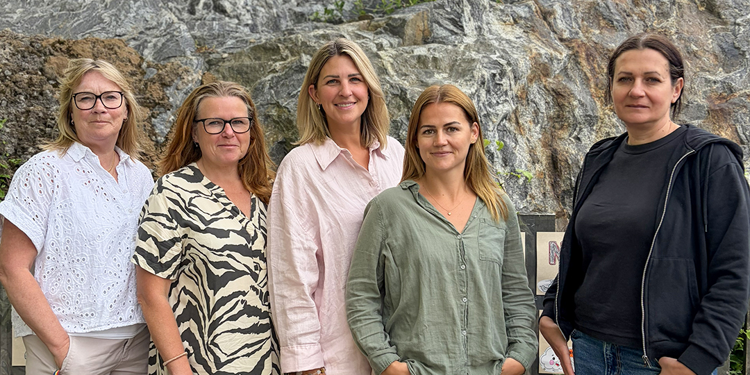 Bild på pedagogerna framför en sten. Paula Erlandsson, Annica Franklin, Marika Jansson Stenmark, Sofia Ljungmark samt Maja Rapo. 