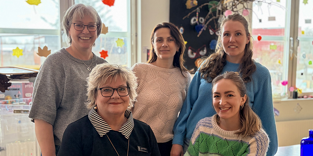 Pedagogerna på Kunskapshusets förskola. Bakre raden från vänster: Malin Ek, Zylfije Krasniqi och Rebecca Gangenäs. Främre raden från vänster: Carina Freitas(rektor) samt Ellinor.  Foto: privat. 