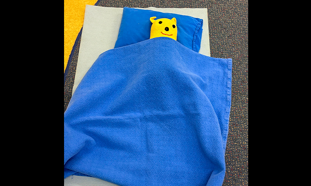 Karaktären Viz sover under ett blått täcke.