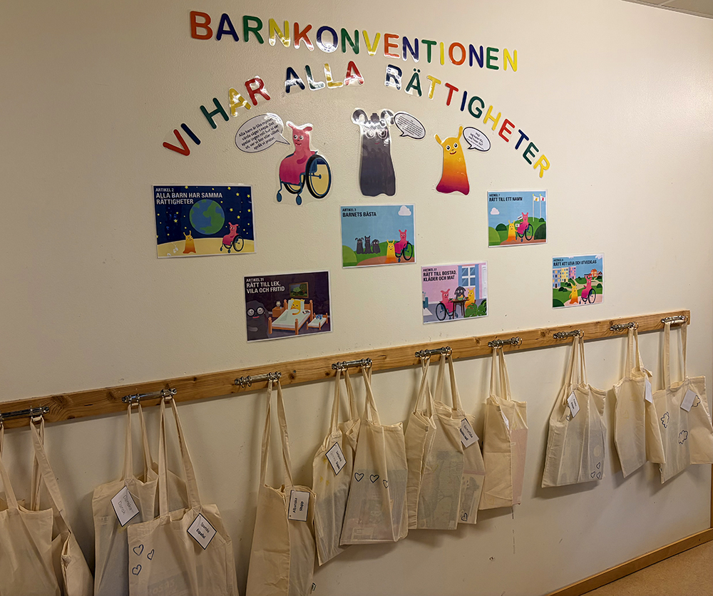 Tavla som visar barnens rättigheter.