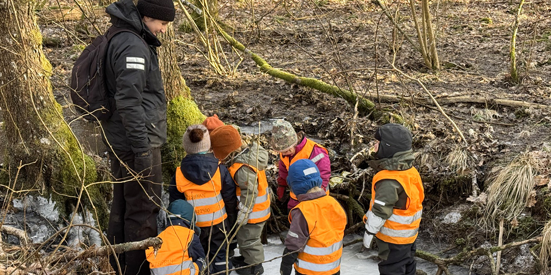 Utflykt på isen med barn och pedagog.
