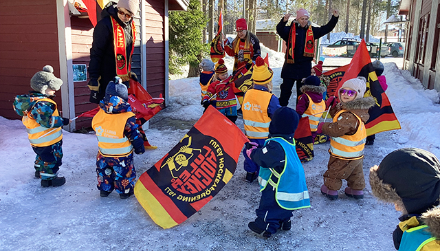 Förskolebarn med supporterflaggor för Luleå Hockey.