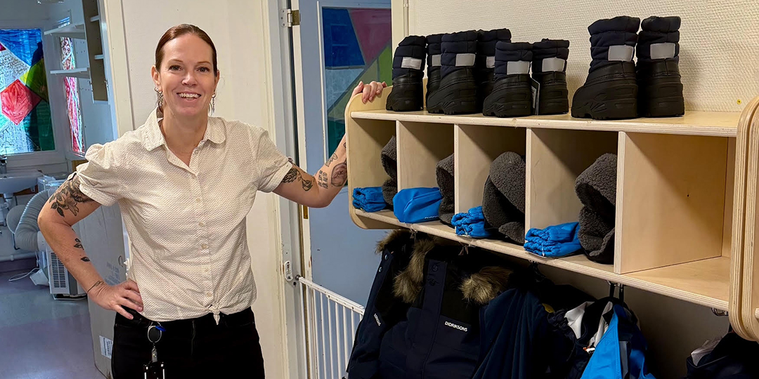 Rektor Fia Neldemo visar förskolans nya lånegarderob.
