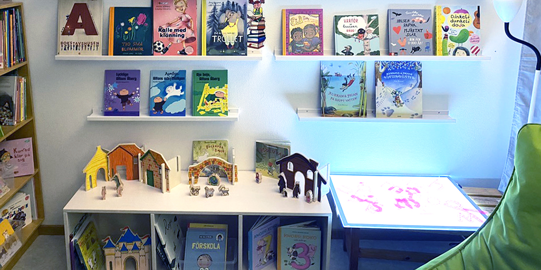 Barnböcker som placerats i barnens höjd.