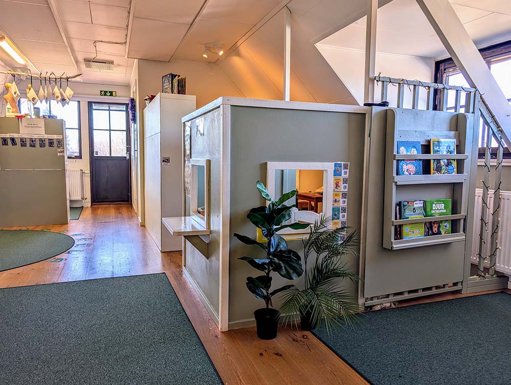 Bild som visar hur små mysiga rum har bildats av ett stort på förskolan.
