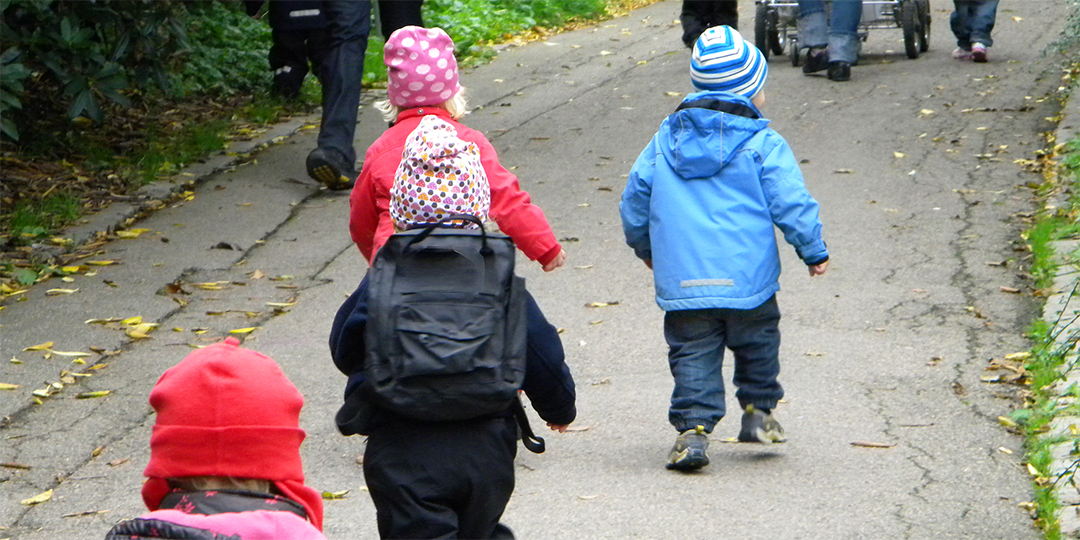 barngrupp på promenad