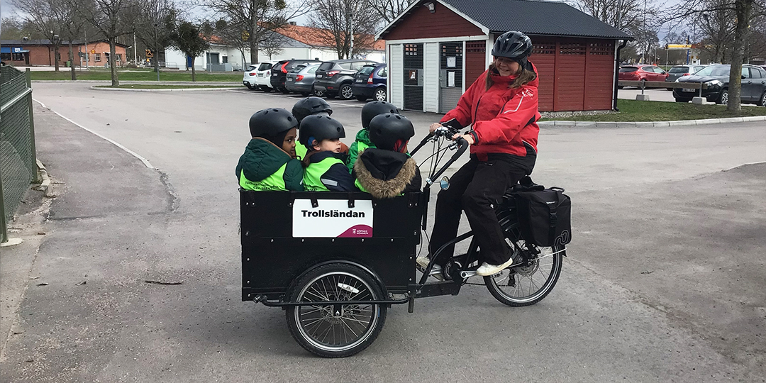 Förskolebarn på utflykt med lådcykel.