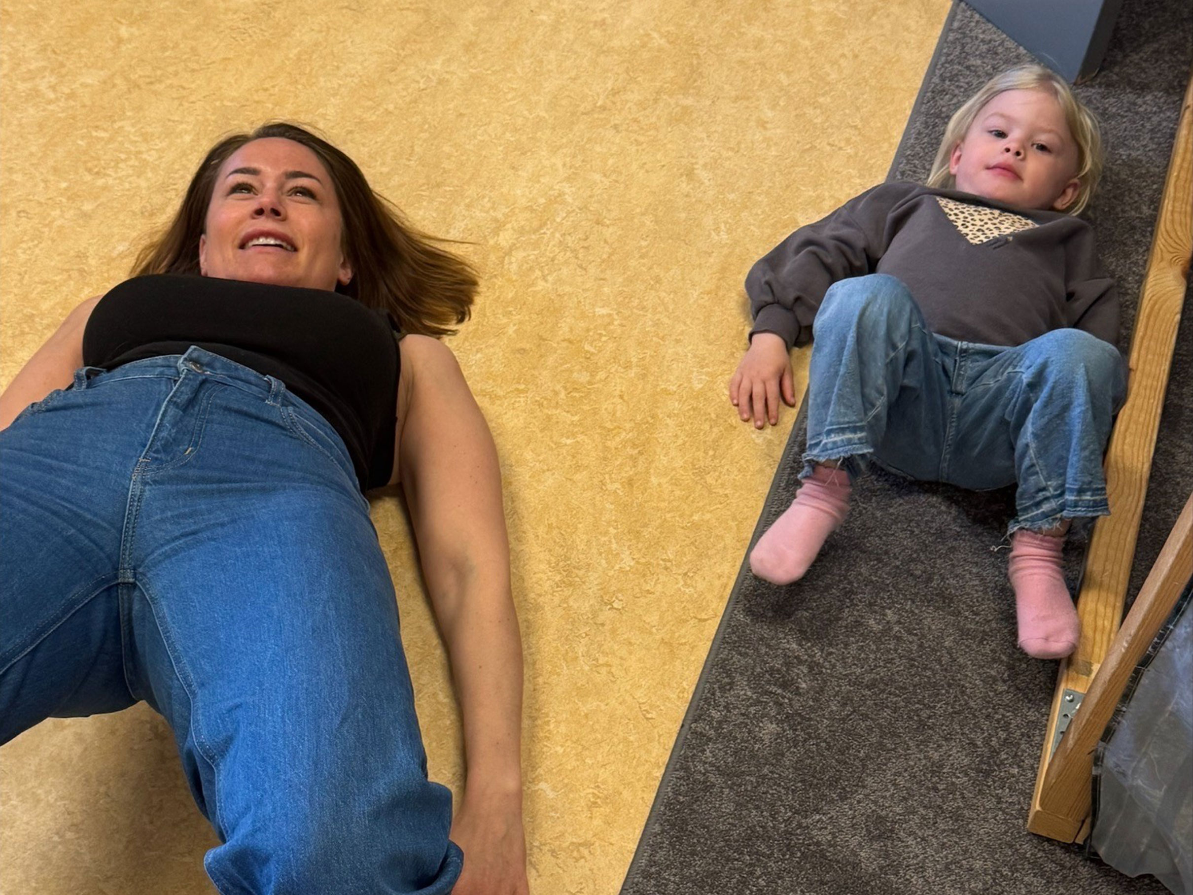 Caroline Svensson leder yoga.