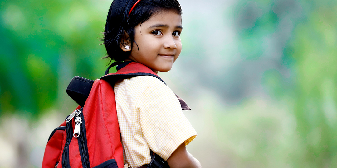Indisk skolflicka med ryggsäck.