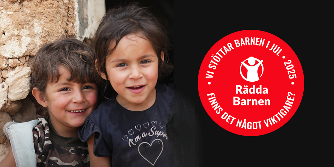 Två barn i förskoleåldern och Rädda Barnens logotyp.