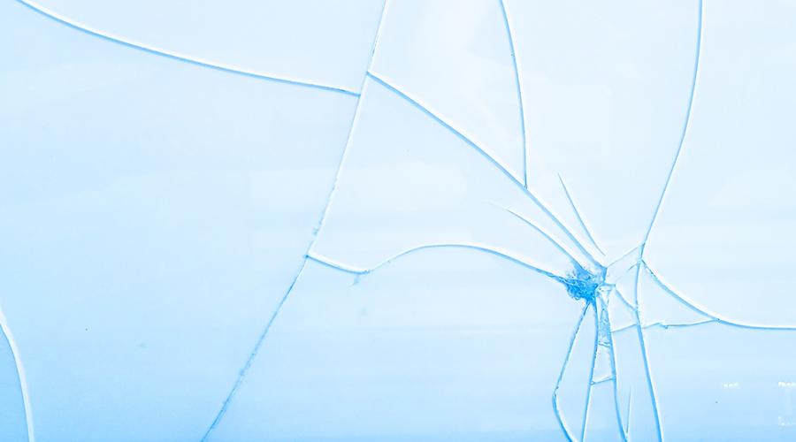 Krossat glas i närbild.