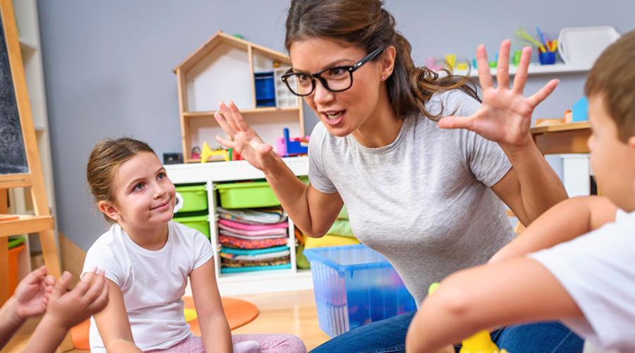 Pedagog berättar något för barnen.