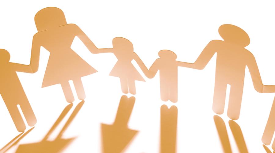 Personer som håller varandra i händerna