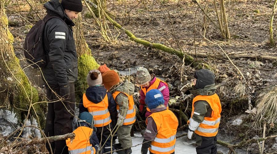 Utflykt på isen med barn och pedagog.