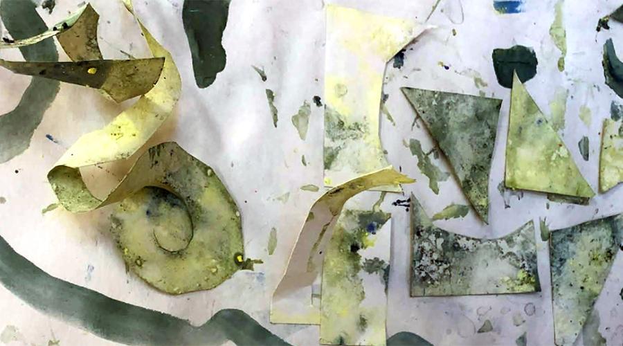 Färglagda utklippta pappbitar arrangerade i ett oregelbundet mönster.