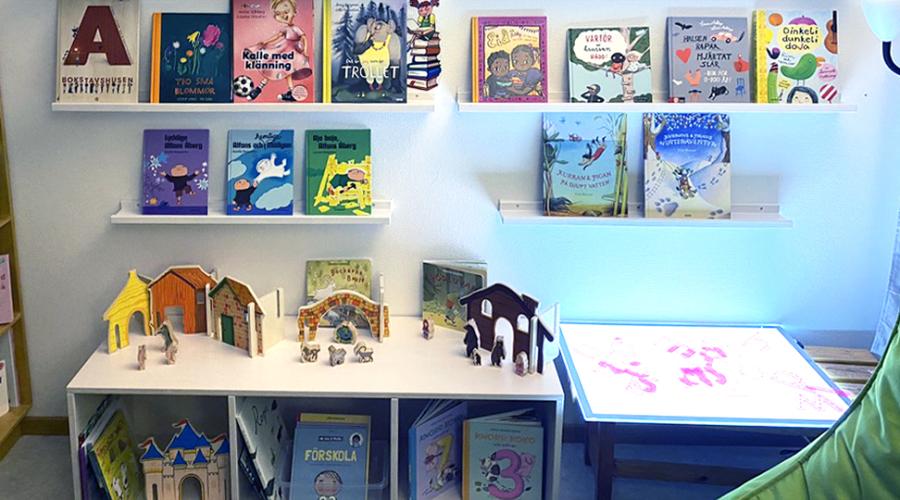 Barnböcker som placerats i barnens höjd.