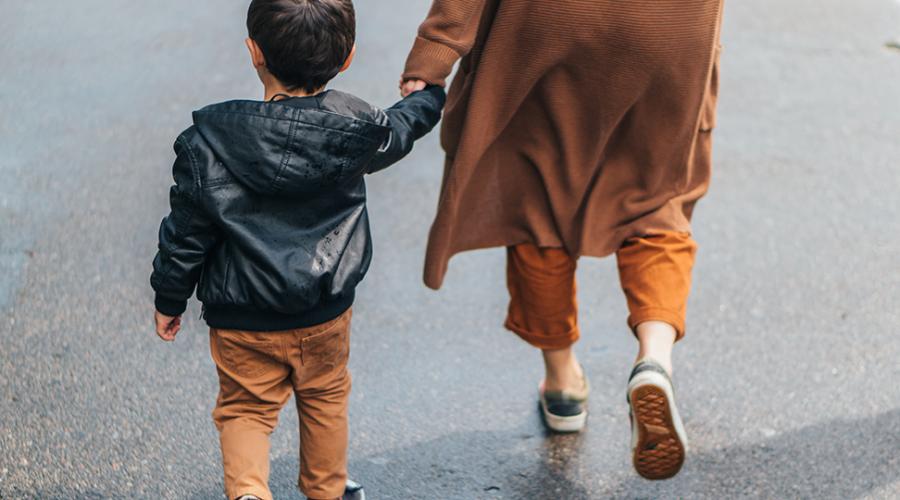 Mamma och pojke på väg till skolan.