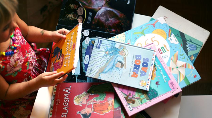Förskolebarn tittar intresserat på nya barnböcker