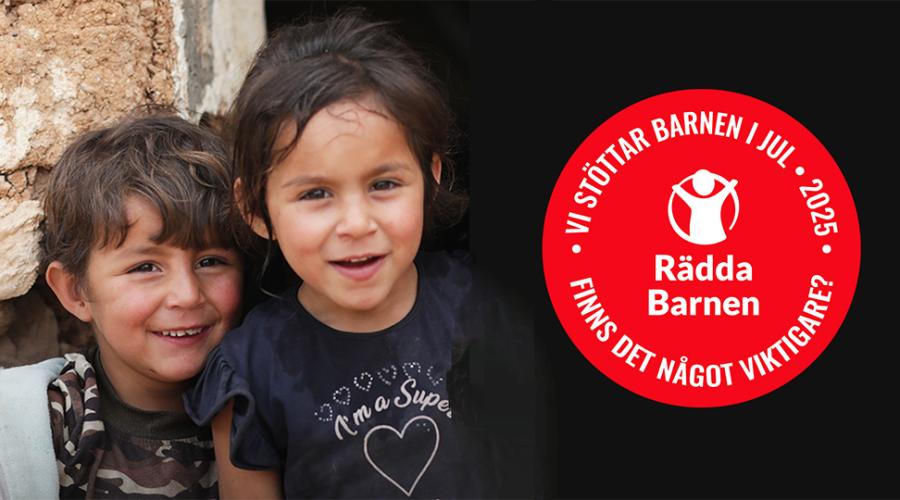 Två barn i förskoleåldern och Rädda Barnens logotyp.