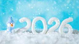 En snögubbe och årtalet 2026 skrivet med snö.