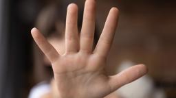 Barnhand som visar stopptecknet.