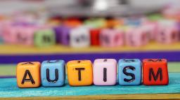 Färgglada klossar med bokstäver som bildar ordet autism.