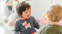 Två små barn som leker tillsammans.