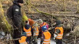 Utflykt på isen med barn och pedagog.