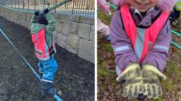 Ett Förskolebarn klättrar fram längst två rep genom att att balansera och hålla i sig med händerna. Ett annat barn visar fram smutsiga fingervantar.