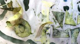 Färglagda utklippta pappbitar arrangerade i ett oregelbundet mönster.