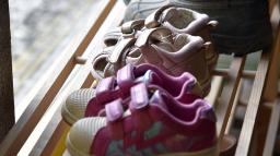 Barnskor i förskolans kapprum.