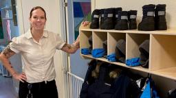 Rektor Fia Neldemo visar förskolans nya lånegarderob.