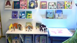 Barnböcker som placerats i barnens höjd.