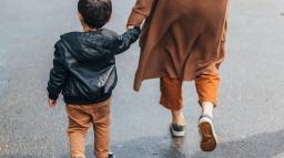 Mamma och pojke på väg till skolan.