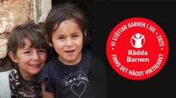 Två pojkar i förskoleåldern och Rädda Barnens logotyp.