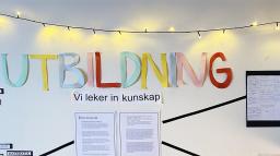 En dokumentationsvägg på förskolan Trollsländan.