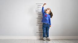 flicka mäter sin längd