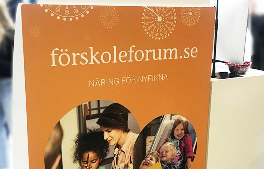 En affisch för Förskoleforum i en mässmonter.