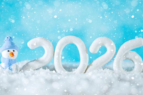 En snögubbe och årtalet 2026 skrivet med snö.