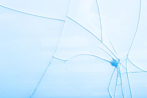 Krossat glas i närbild.